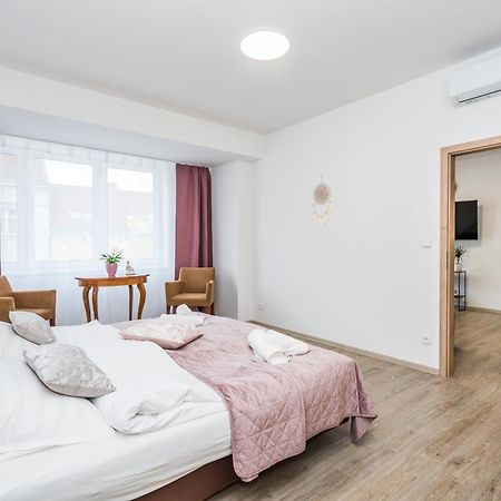Ferienwohnung Perla Hradce 202 Hradec Králové Exterior foto